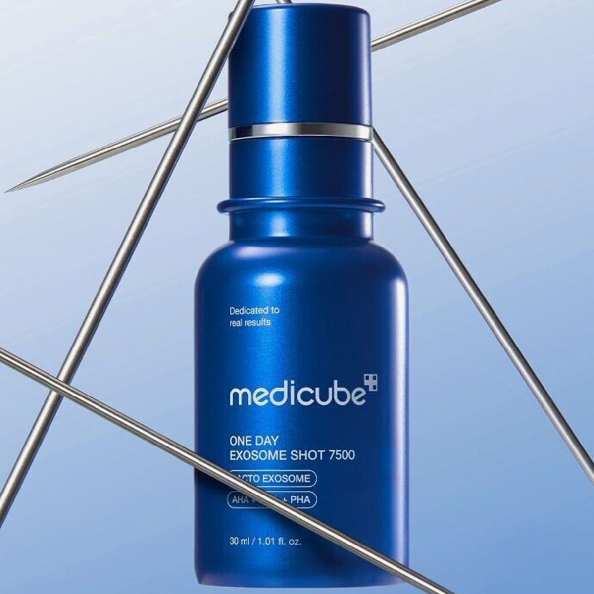 Die One Day Exosome Shot Pore Ampoule 7500 Flasche ist von sich kreuzenden Metallnadeln umgeben, die auf einem hellblauen Hintergrund dargestellt sind.