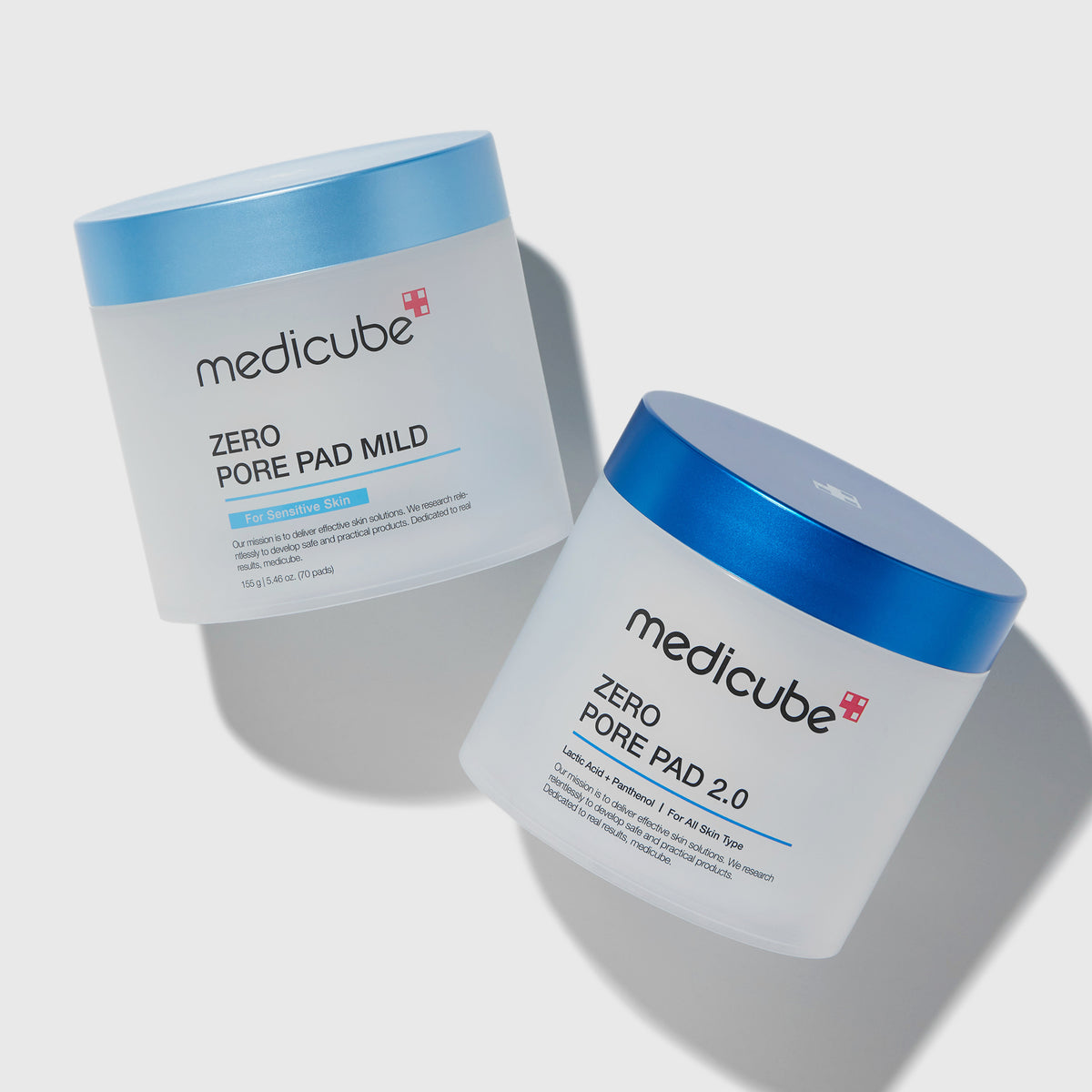 Auf weißem Hintergrund sind zwei Zero Pore Pad 2.0-Behälter mit blauem Deckel abgebildet.