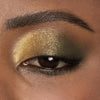 Nahaufnahme eines Auges mit goldenem und grünem Metallic-Lidschatten aus der Bare Harmony 3.0 Palette von Mesauda Beauty.