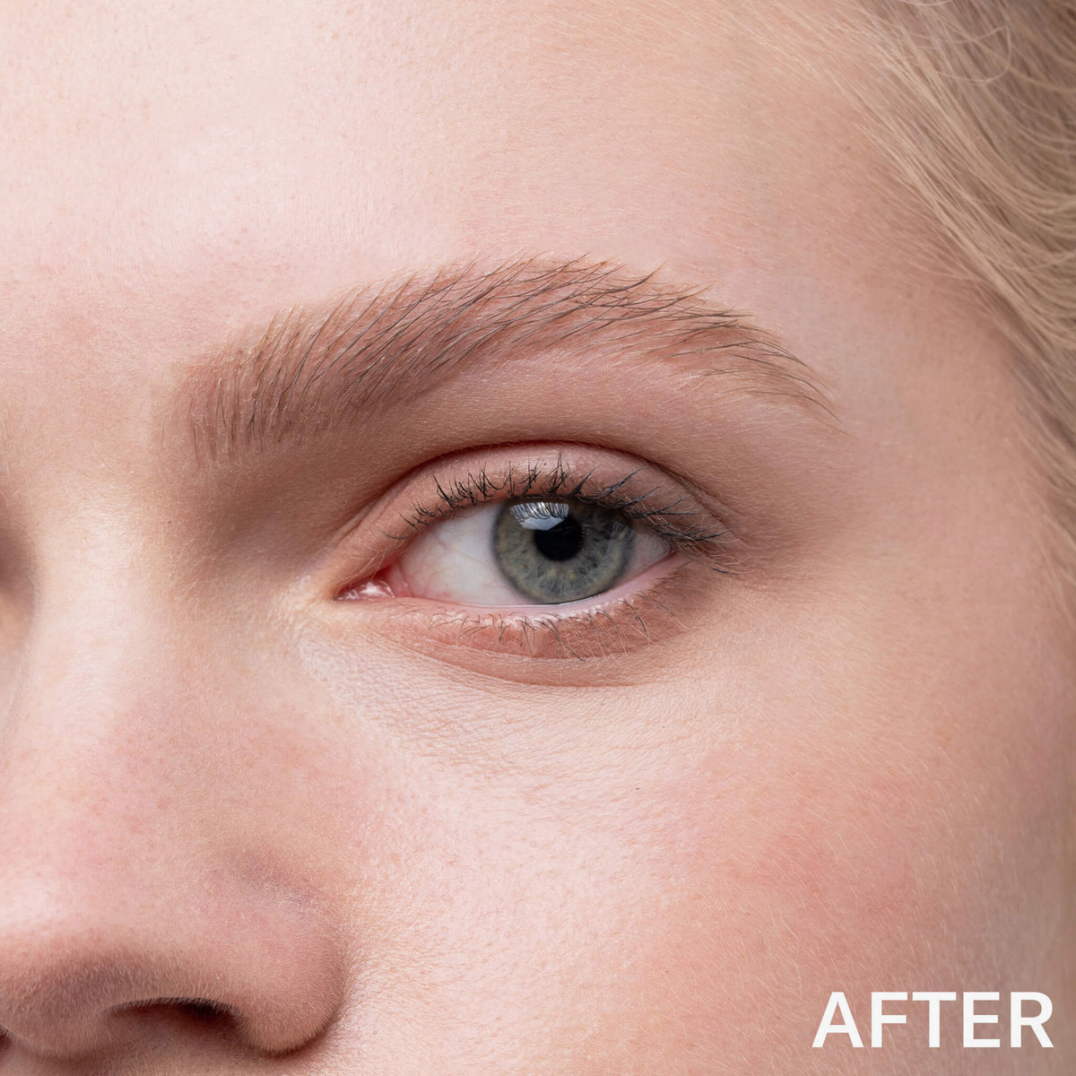 Nahaufnahme der Augen und Augenbrauen einer Person nach der Anwendung von Brow a Spell von Mesauda Beauty, mit dem Text "AFTER" in der unteren rechten Ecke.
