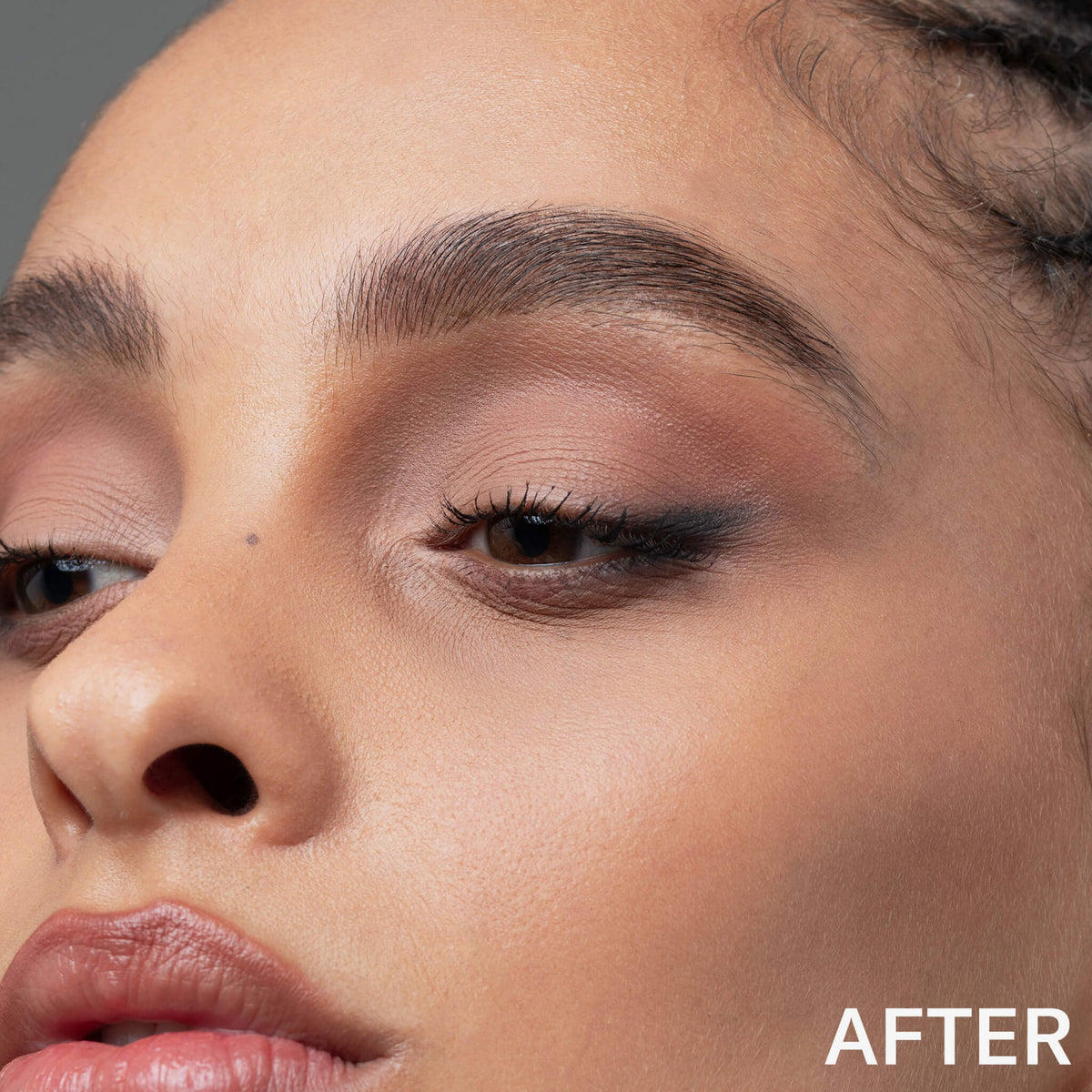 Nahaufnahme des Gesichts einer Frau mit glatter Haut und definierten Augenbrauen nach der Anwendung von Mesauda Beauty Brow a Spell, mit der Aufschrift "AFTER" in der rechten unteren Ecke.