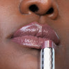Nahaufnahme einer Person die den Hydramorphosis Lippenstifts von Mesauda Beauty trägt und den Lippenstift an den Mund hält.