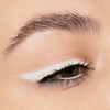 Nahaufnahme eines geschlossenen Auges mit kräftigem weißen Cupids Arrow Longwear Stylo von NABLA Cosmetics und schwarzem Eyeliner auf dem Oberlid.