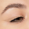 Eine Nahaufnahme eines geschlossenen Auges mit geflügeltem schwarzem Eyeliner, der mit NABLA Cosmetics Cupids Arrow Longwear Stylo und einer natürlichen Augenbraue kreiert wurde.