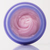 Die rosa Creme des Viper Delicious Lip Kit befindet sich in einem offenen, runden violetten Behälter, der von oben auf einem weißen Hintergrund zu sehen ist.