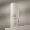 Eine weiße Flasche mit NERDS. 15% Vitamin C + 2% Glutathion Fresh Active Serum auf einer hellen Oberfläche.