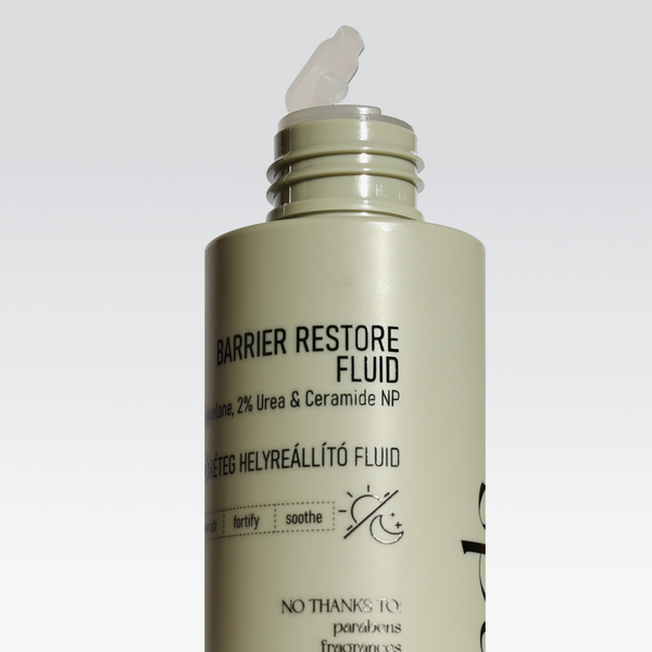 Eine Flasche mit NERDS. Barrier Restore Fluid mit einer offenen Düse ist vor einem weißen Hintergrund abgebildet.