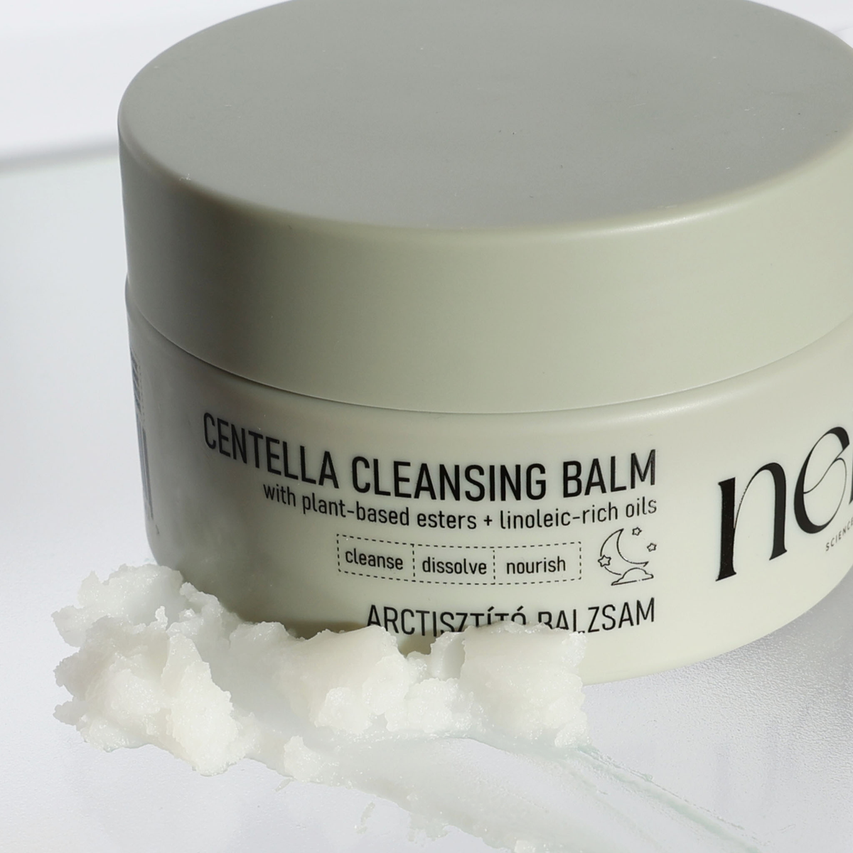 Ein Tiegel mit NERDS. Centella Cleansing Balm mit etwas Balsam, der herausgeschöpft und vor den Behälter gestellt wurde.