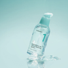 Numbuzin No.1 Pantothenic B5 Active Soothing Serum in einer transparenten Flasche mit mintgrünem Pumpspender, umgeben von fließender, klarer Flüssigkeit.
