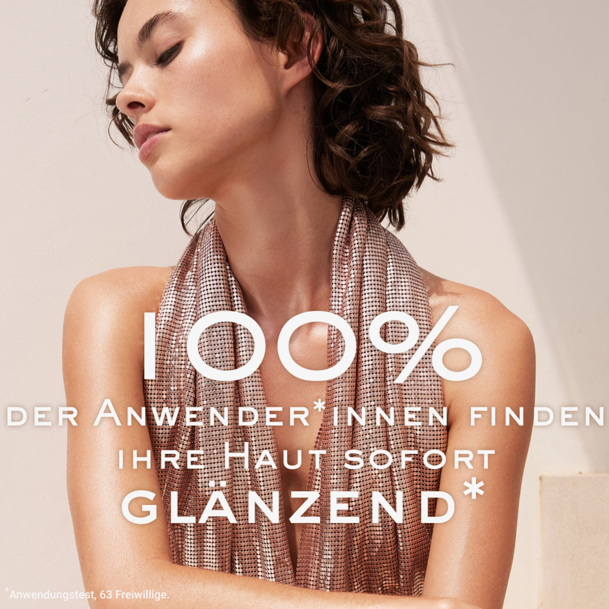Eine Frau mit strahlender Haut posiert vor einem beigen Hintergrund, neben einem deutschen Text, der die strahlende Wirkung hervorhebt.