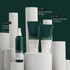 Philip Kingsley Density Thickening Conditioner auf einem weißen, zylindrischen Ständer, gekennzeichnet als Schritt 2 der Haarpflege-Routine.
