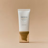 Eine Tube Madagascar Centella Air-Fit Suncream Light vor beigem Hintergrund.