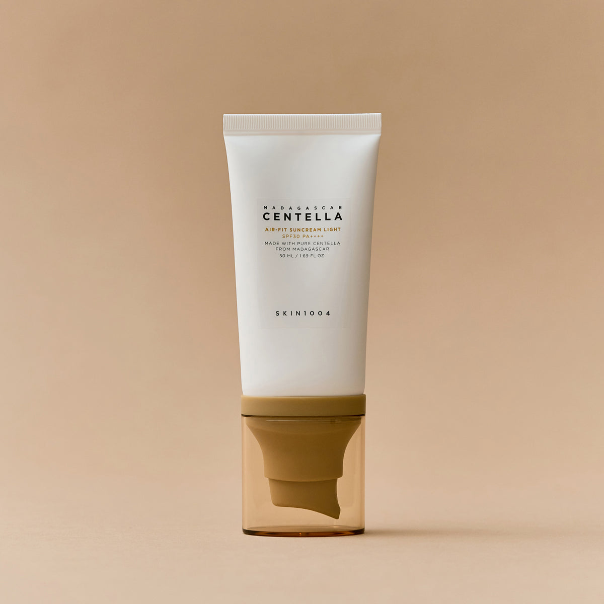 Eine Tube Madagascar Centella Air-Fit Suncream Light vor beigem Hintergrund.