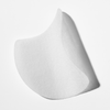 Ein einzelnes SKIN1004 Madagascar Centella Quick Calming Pad, weiß und strukturiert, ist leicht gewölbt auf einem schlichten weißen Hintergrund dargestellt.