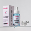 Eine Tropfflasche und eine Schachtel mit dem Skinlick Neuropeptide Pure Shot 5% Serum werden vor einem hellen Hintergrund gezeigt.