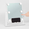Der Glam & Groove Hollywood Bluetooth Mirror ist ein berührungsaktivierter Kosmetikspiegel mit LED-Leuchten und einer Telefonhalterung auf einem weißen Ständer.