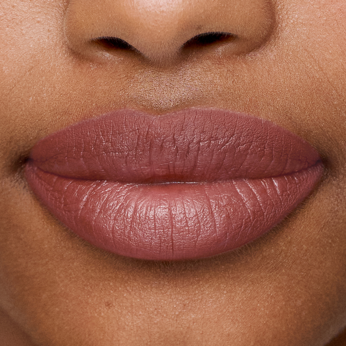 Nahaufnahme der Lippen mit dem SWEED Lip Liner in mattem Mauve, der die glatte und klar definierte Lippenstruktur hervorhebt.