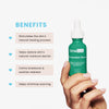 Eine Hand hält das grüne Timeless B5 Hydration Serum vor weißem Hintergrund. Links im Bild sind vier Vorteile des Serums mit blauen Herzsymbolen aufgelistet: unterstützt den natürlichen Heilungsprozess der Haut, stärkt die Feuchtigkeitsbarriere, beruhigt Hautunreinheiten und Rötungen und hilft, Narben zu minimieren.