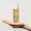 Eine Hand hält die A5 Balancing Toner Flasche von Transparent Lab vor einem schlichten, hellen Hintergrund.