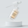 Eine Flasche Eye Repair Complex Serum mit Pipette schwebt über einer weißen Plattform.