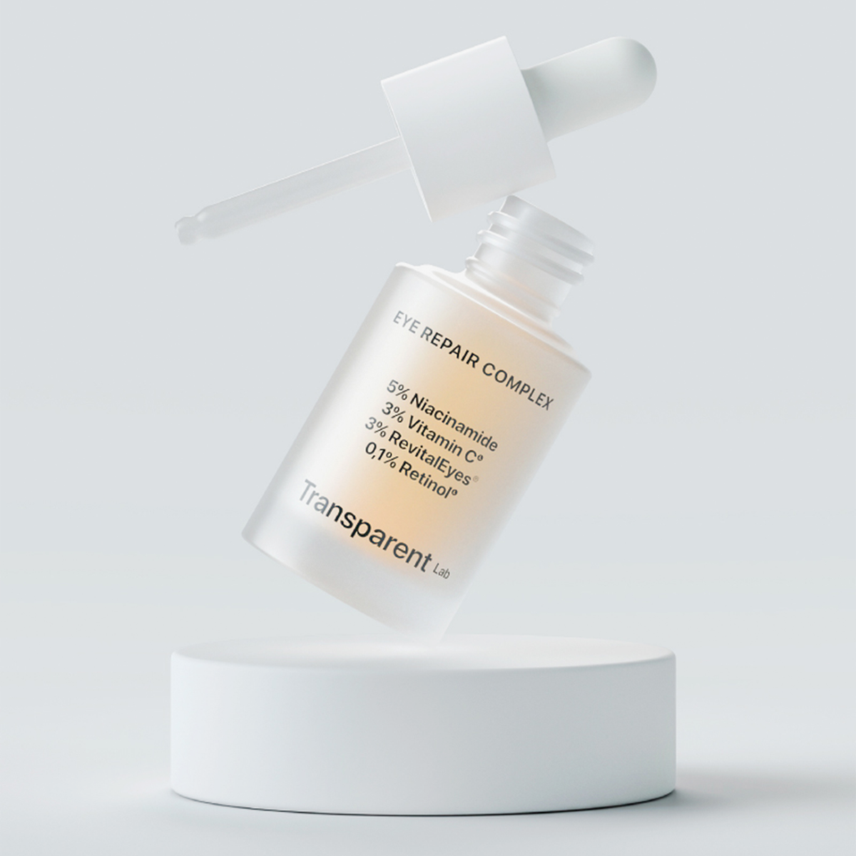 Eine Flasche Eye Repair Complex Serum mit Pipette schwebt über einer weißen Plattform.
