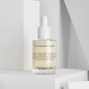 Eine Flasche „Gentle Rejuvenation Serum“ steht auf einer weißen geometrischen Oberfläche.