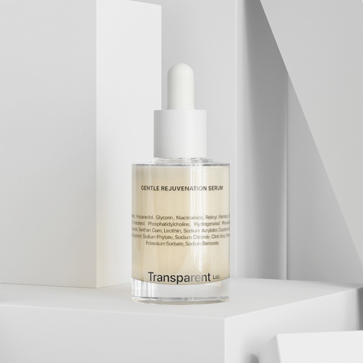 Eine Flasche „Gentle Rejuvenation Serum“ steht auf einer weißen geometrischen Oberfläche.