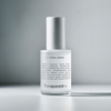 Eine weiße Flasche Oil Patrol Serum mit Textdetails auf hellgrauem Hintergrund.