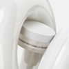 Schwebendes Overnight Restoring Lip-Treatment in einem Creme-Swirl.