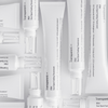 Weiße Tuben mit „P.I.H. Sun Spot Fading Treatment“ ordentlich auf einer flachen Oberfläche angeordnet.