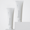 Zwei weiße Tuben Transparent Lab Zi-K® Cica Repairing Balm stehen aufrecht auf weißen Plattformen.