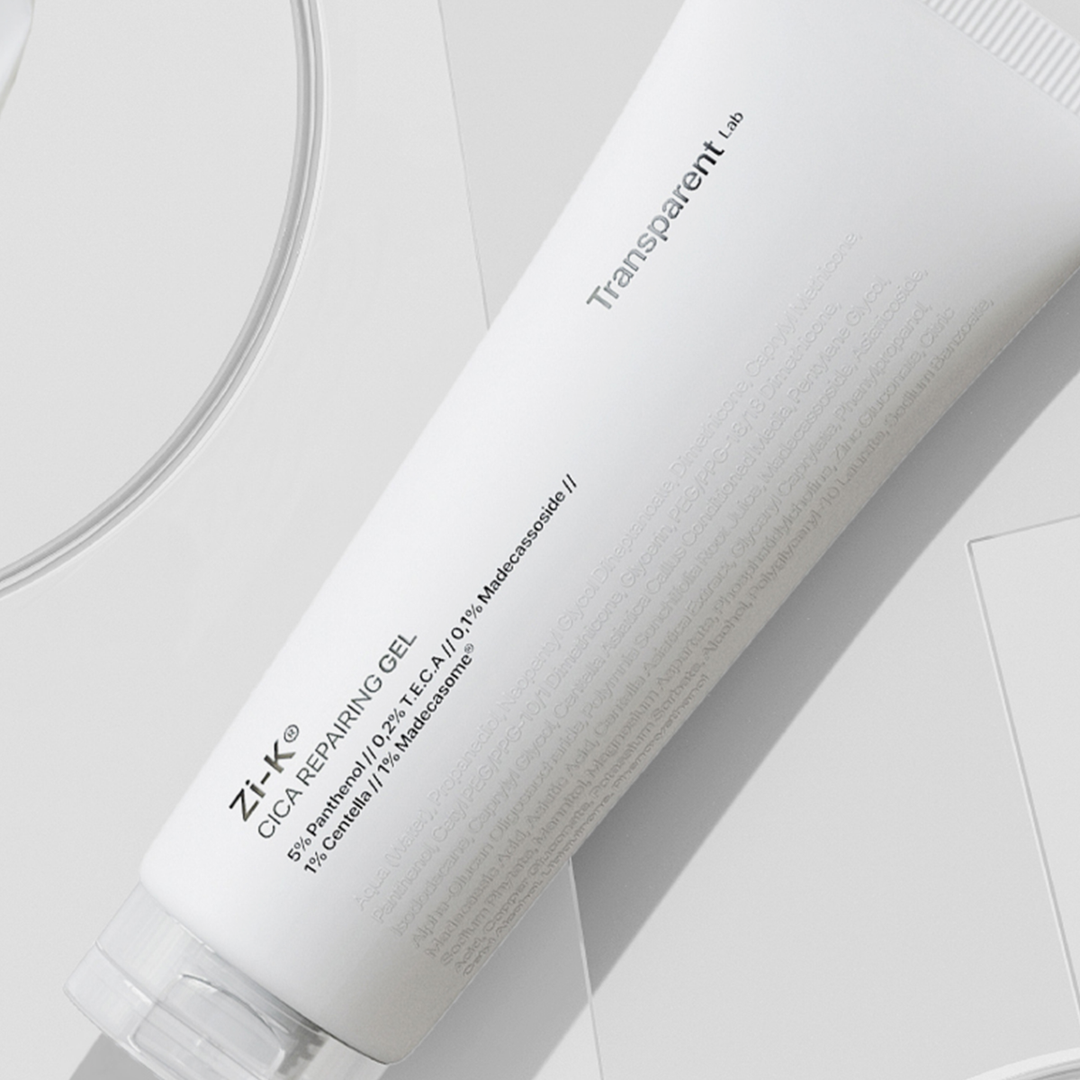 Eine weiße Tube Zi-K® Cica Repairing Gel wird auf einem hellen, strukturierten Hintergrund angezeigt.