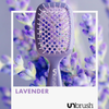 Eine lavendelfarbene UNbrush Entwirrungshaarbürste mit einem lavendelfarbenen Blumenhintergrund und der Aufschrift "LAVENDER" darunter.