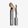 XLASH Brow Booster-Tube mit einem Applikator im Mascara-Stil und einem Hauch hellbrauner Pigmente dahinter.