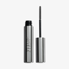 Öffnen Sie die Tube der Lash Booster-Mascara, wobei die Applikatorbürste herausgezogen ist.