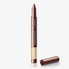 Ein brauner Cupid’s Arrow Longwear Stylo Arrow Shine Chubby Eye Pencil steht aufrecht ohne Kappe auf einem weißen Hintergrund.
