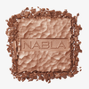 Zerbröselter quadratischer Skin Bronzer mit NABLA-Prägung in der Mitte auf weißem Hintergrund.
