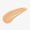 Ein warm-beiger Farbstreifen Yummy Skin Serum Foundation 8P auf weißem Hintergrund.