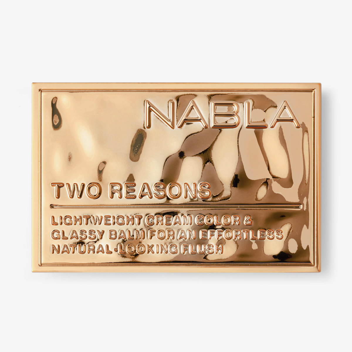 Goldene, glänzende Kompaktverpackung des NABLA „Two Reasons“ Blush mit geprägtem Logo und Schriftzug: „Lightweight cream color & glassy balm for an effortless natural-looking flush“.