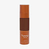 Eine halbtransparente und bronzene Flasche Yummy Skin Serum Foundation 23N mit dunkelbraunem Inhalt.