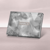 Geschlossene NABLA Cutie Palette „Platinum“ mit grauem, facettiertem Design und silberner Schrift auf rosa Untergrund.
