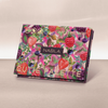 Geschlossene NABLA Cutie Palette „Wild Berry“ mit buntem Früchtedesign aus Erdbeeren, Himbeeren und Blättern auf rosa Hintergrund.