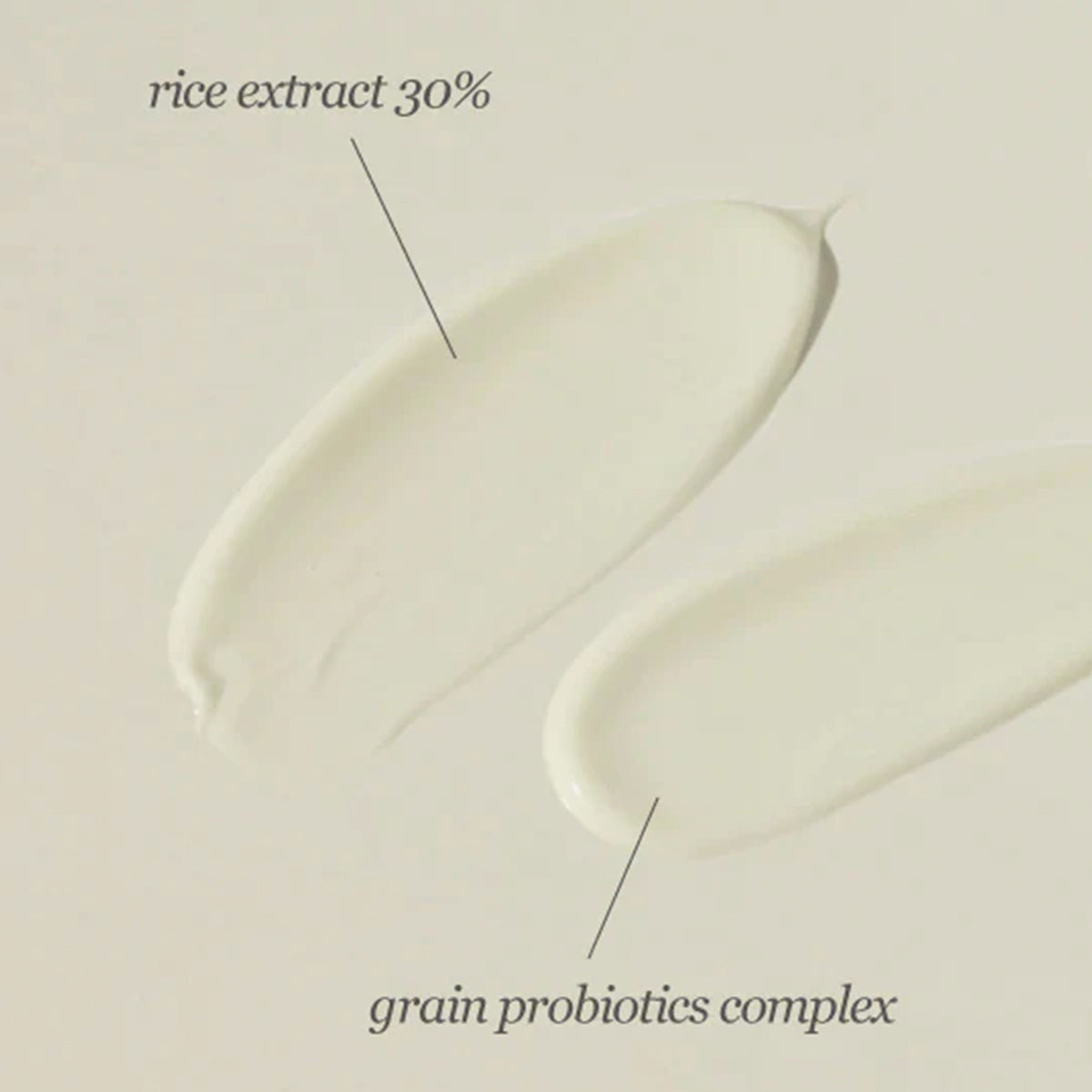 Zwei weiße Creme-Swatches auf heller Oberfläche; dazu Aufschrift „Reisextrakt 30 %“ und „Getreide-Probiotika-Komplex“