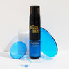 Die Flasche Self Tanning Foam 1 Hour Express von Bondi Sands, präsentiert mit blauen runden Requisiten auf weißem Hintergrund