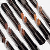 Diagonal angeordnete Reihen von Shapesticks Bronze & Define auf weißer Oberfläche.