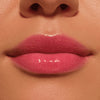 Nahaufnahme von Lippen mit glänzendem, kräftigem Pinkton, aufgetragen mit dem Catrice Colour Cushion Juicy Lip Oil in Crimson Crush.