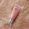 Eine rosafarbene Tube mit Danessa Myricks Beauty Colorfix Pastels Bunny auf einer weichen, beigen, pelzigen Oberfläche.