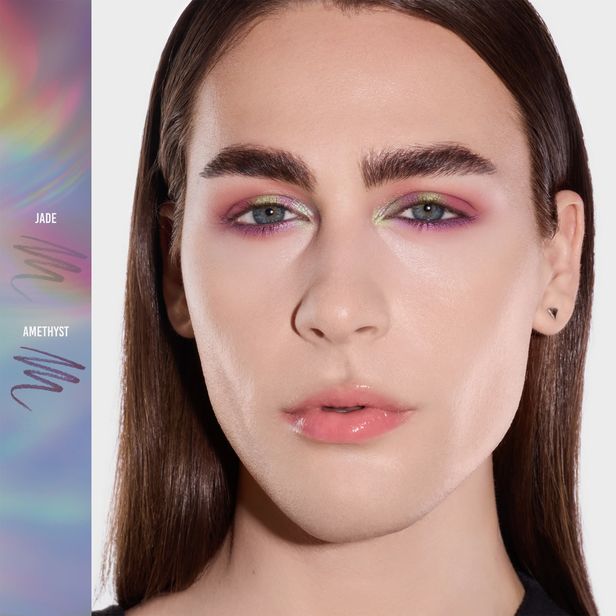 Eine Person mit langen braunen Haaren trägt glänzende Lippen und ein Augen-Make-up in Pastellrosa, Lila und Grün, das mit dem Danessa Myricks Beauty Infinite Chrome Pencil kreiert wurde.