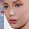 Nahaufnahme eines Frauengesichts mit geflügeltem Eyeliner, mit Danessa Myricks Beauty Infinite Chrome Pencil in Bronzite und Morganite als Swatches auf der linken Seite.