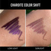 Eine Hand zeigt Farbmuster des Infinite Chrome Pencil Charoite bei schwachem Licht (lila schimmernd) und im Sonnenlicht (rosé lila schimmernd).